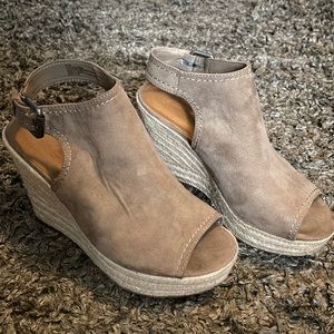 Universal Threads wedges